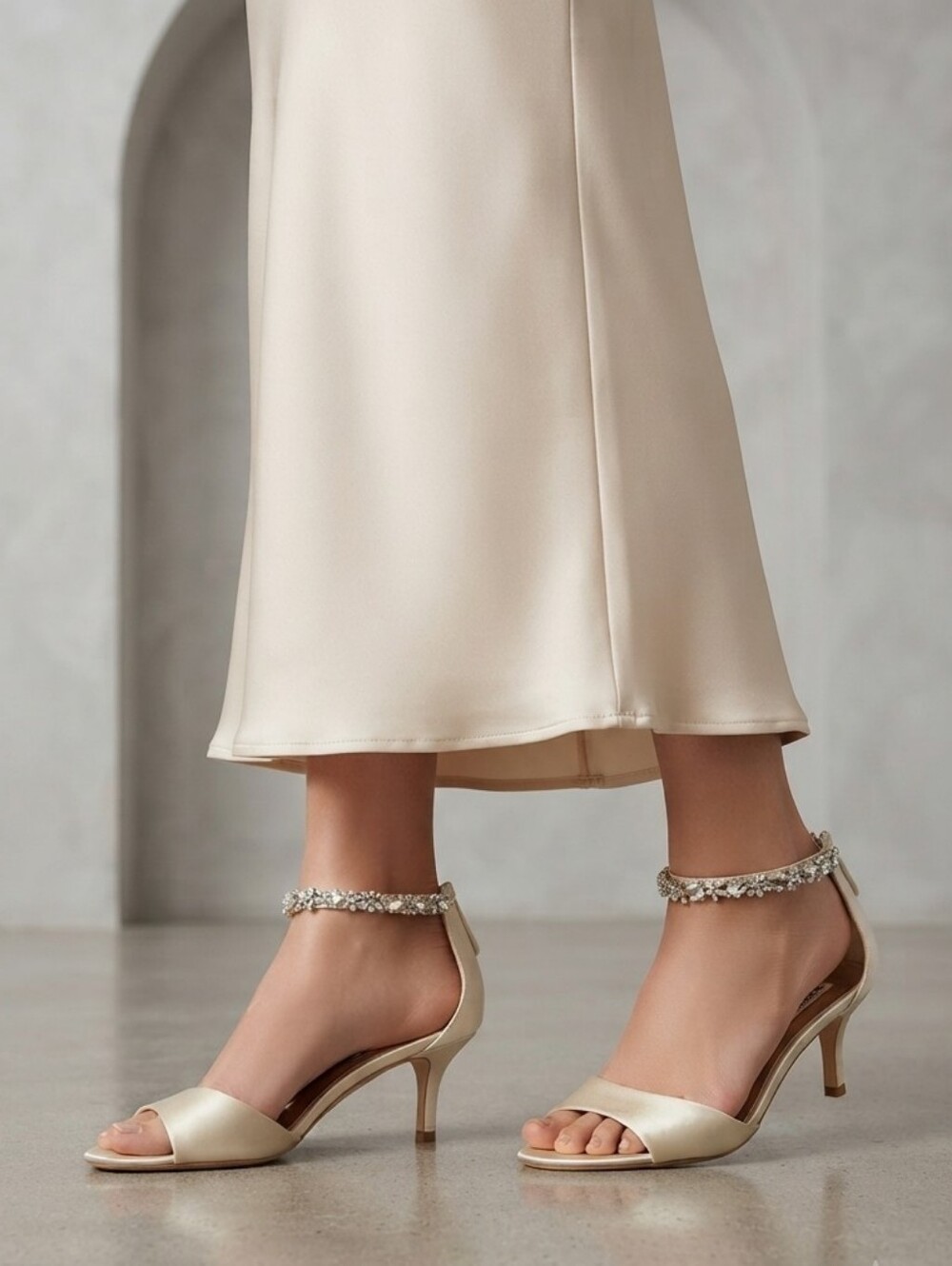 Badgley Mischka Satin Crystal Ankle Strap Open Toe Heel Women's Size 9